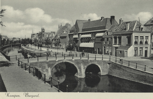 F000372 Stadsgracht de Burgel en de Cellesbrug. Het hoekpand (nr. 41) met pothuisje, aan de overzijde van de gracht, is ...