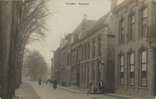 F000377 Twee vrouwen en een man staan te kijken naar de fotograaf op de hoek Burgwal en de St. Jacobsstraat.