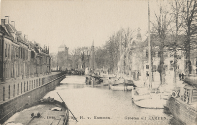 F000378 Stadsgracht de Burgel met zeilvrachtschepen, in het verlengde van de gracht zien we de Meeuwenbrug en de toren ...