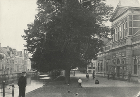 F000379 Burgwal met de Stadsgehoorzaal (rechts), links van de bomenrij de Vloeddijk en de Burgel, de foto is gemaakt ...