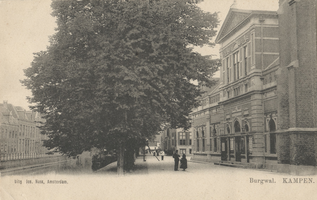 F000380 Burgwal met theater de Stadsgehoorzaal (rechts). Links van de bomen de Vloeddijk en de stadsgracht de Burgel.