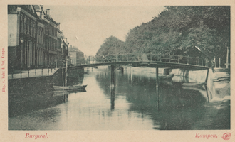 F000382 De Meeuwenbrug, in 1860 de Blauwebrug genoemd. De brug is in de jaren zestig van de twintigste eeuw vervangen ...