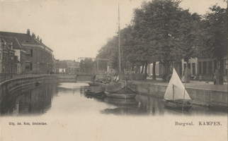 F000386 De stadsgracht temidden van de Burgwal (rechts) en de Vloeddijk (links), hier staat het militair hospitaal ter ...