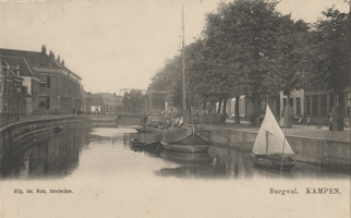 F000386 De stadsgracht temidden van de Burgwal (rechts) en de Vloeddijk (links). Hier staat het militair hospitaal, de ...