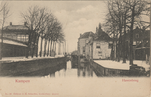 F000388 Stadsgracht de Burgel eindigt bij de Havenbrug, dit is de doorgang naar de Buitenhaven, rechts de Hagenkade en ...