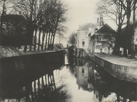 F000390 Stadsgracht de Burgel eindigt bij de Havenbrug, dit is de doorgang naar de Buitenhaven, rechts de Hagenkade en ...