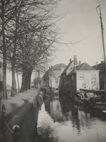 F000391 Stadsgracht de Burgel met Havenbrug, bij de doorgang naar de Buitenhaven, rechts een aantal huizen aan de ...