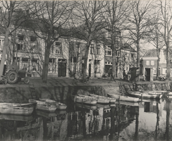 F000395 Woonhuizen aan de Burgwal nabij de hoek met de Prinsenstraat (rechts), op de voorgrond liggen de roeiboten ...
