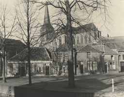 F000396 Woningen op de hoek Burgwal/ Prinsenstraat, op de achtergrond de Boven- of St. Nicolaaskerk.