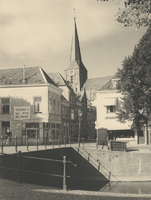 F000398 De Zwanenbrug voor de modernisering in de jaren zestig met in het verlengde van de brug de Venestraat, op de ...