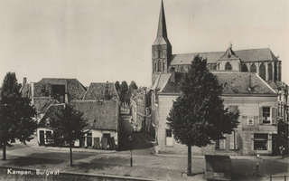 F000399 Op de voorgrond de Burgwal, de straat in het midden naar de kerk toe is de Bovenhofstraat, op de hoek rechts is ...