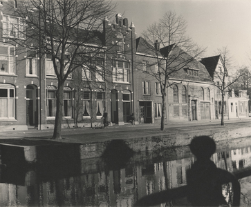 F000401 De Burgwal met van rechts naar links de huisnummers 22 en 23 (links op de foto).