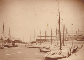 F000281 De Buitenhaven in de winter omstreeks 1905. Deze haven werd tot ongeveer 1961 aangegeven aan de Nieuwe ...