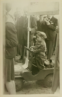 F004854 Jacobus Wilhelmus Berkhout (geboren Kampen 1943) staande in een jeep,waarmede werd deelgenomen aan de optocht ...