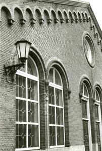 F007147 De linker helft van de gevel van de exercitieloods Generaal Van Heutszkazerne aan de Buiten Nieuwstraat naar ...