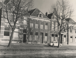 F000404 Aantal woningen aan de Burgwal beginnende bij nr. 28 (links).