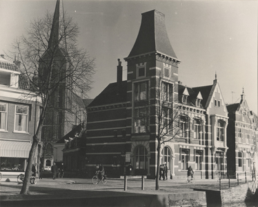 F000405 Burgwal/ hoek Schoolstraat. In 1890-1892 wordt hier gerechtsgebouw en de Nutsspaarbank gebouwd. Later diende ...