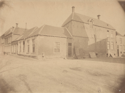 F000407 Voormalige panden op de hoek van de Schoolstraat en Burgwal .