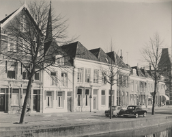 F000408 Woningen aan de Burgwal, uiterst rechts het belastingkantoor dat tot 1977 als zodanig dienst heeft gedaan.