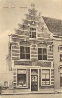 F000261 Hoekhuis met 17e eeuwse trapgevel, aan weerszijde boven de ramen van de beganegrond twee gebeeldhouwde koppen, ...
