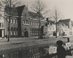 F000411 Gebouw van het Frans Walkate Archief, op de hoek van de Geerstraat (links) stond zogenaamde Pothuisje.