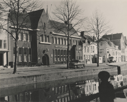 F000411 Gebouw van het Frans Walkate Archief. Op de hoek van de Geerstraat (links) stond het zogenaamde Pothuisje.