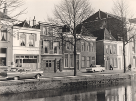 F000416 Burgwal met Morrensteeg (achter de lichte auto). Uiterst rechts staat de Burgwalkerk.