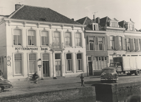 F000418 De Burgwal, op de hoek met de Sint Jacobsteeg staat de Rotterdamsche Bank, later heeft hier Van Dijk's Boekhuis ...