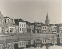 F000422 Woningen en winkels aan de Burgwal, uiterst links een gedeelte van de Oud-Gereformeerde Kerk, iets naar rechts ...