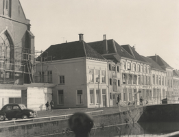 F000420 Uiterst links in de steigers, de Broederkerk, naar rechts woningen aan de Burgwal.