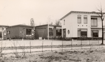 F000594 Gebouw (links) is de achterzijde van de Chr. Lagere Landbouwschool nr. 25 aan de Spoorkade, het witte huis ...