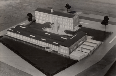 F000585 Maquette van het gebouw van de Ambachtschool (Lagere Technische School) zoals die gebouwd gaat worden aan de ...
