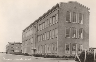 F000588 Gebouw van de Ambachtschool (Lagere Technische School) aan de Dr. Damstraat nr. 37 in de Hanzewijk.