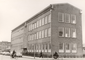 F000590 Gebouw van de Ambachtschool (Lagere Technische School) aan de Dr. Damstraat nr. 37 in de Hanzewijk.