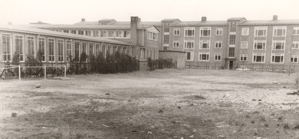 F000591 Links een aantal klaslokalen van de Ambachtschool (Lagere Technische School) aan de Dr. Damstraat, rechts de ...