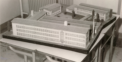 F000592-1 Klaslokalen van de Ambachtschool (Lagere Technische School) aan de Dr. Damstraat nr. 37 op de hoek ...