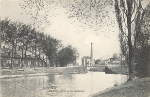 F000293 De Singel of Buitensingel met de in 1887 gebouwde huizen van 'Des Werkmansvriend' en de gasfabriek. Het brugje ...