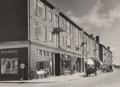 F000584 Winkels en de daarboven woonflats in de Dr. Damstraat bij de hoek Arent toe Boecopsingel.