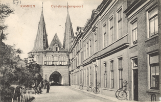 F000571 De Cellebroedersweg en Cellebroederspoort, rechts het Grootburger-Weeshuis, later Lucasstichting uit 1863, het ...