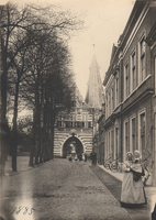 F000570 De Cellebroedersweg en Cellebroederspoort, rechts het Grootburger-Weeshuis, later Lucasstichting, het gebouw is ...