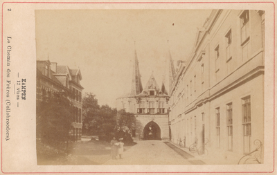 F000561 De Cellebroedersweg met aan het eind van de straat de Cellebroederspoort, rechts het Grootburger-Weeshuis uit ...