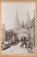 F000562 De Cellesbroederpoort, en de weg er naar toe heet de Cellebroedersweg, op deze foto met de perkjes en de ...