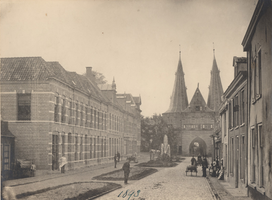 F000563 De Cellebroedersweg en aan het eind van de straat de Cellebroederspoort, door deze straat (en links langs de ...