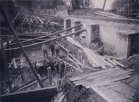 F000295 Verbouw van de gasfabriek aan het Bolwerk, rechtsboven de Singel en het brugje dat in 1930-31 is vervangen door ...