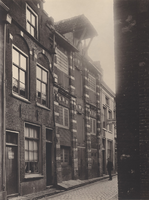 F000554 De 16e eeuwse voorgevels van de twee pakhuizen aan de Burgwalstraat nr. 6 en nr. 8, bij nr. 6 (rechts) zit in ...