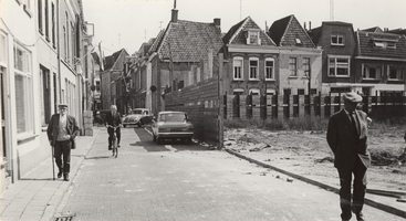 F000555 De Burgwalstraat na de afbraak van een aantal huizen ten behoeve van de nieuwbouw van het verzorgingshuis ...