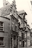 F000556 De 16e eeuwse voorgevels van de twee pakhuizen aan de Burgwalstraat nr. 6 (rechts) en nr. 8 voor de restauratie.