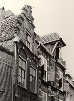 F000557 Bovenste gedeelte van de 16e eeuwse voorgevels van de twee pakhuizen aan de Burgwalstraat nr. 6 (rechts) en nr. ...