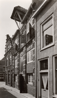F000559 Gevelrij waaronder de twee 16e eeuwse voorgevels van de pakhuizen aan de Burgwalstraat nr. 6 (rechts) en nr. 8 ...