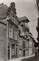 F000558 De 16e eeuwse voorgevels van de twee pakhuizen aan de Burgwalstraat nr. 6 (rechts) en nr. 8 voor de restauratie.